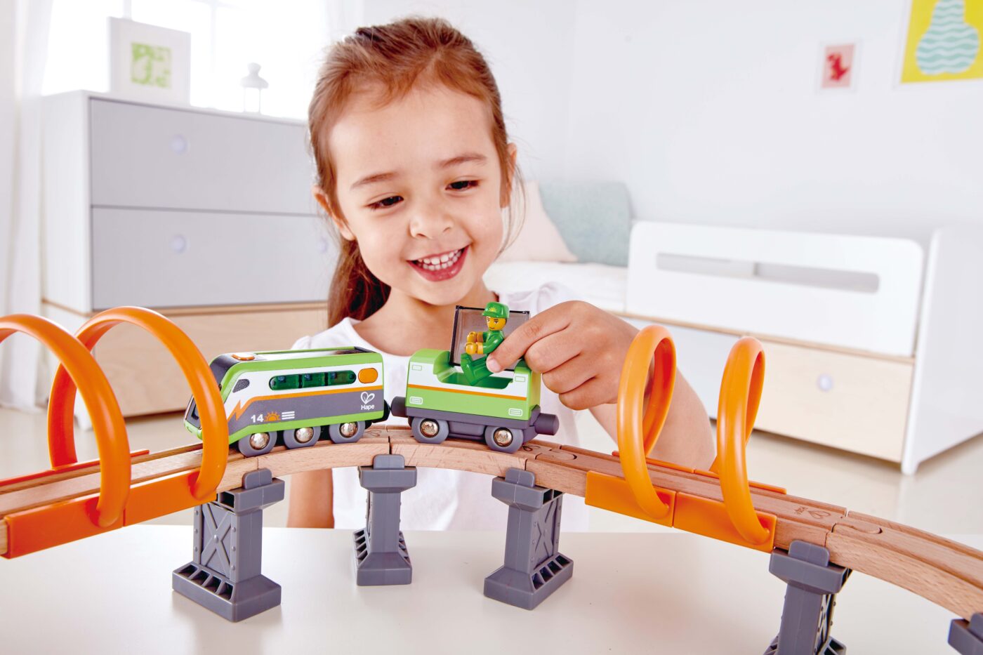 ソーラーで光る！シティレールセット | CATALOG | Hape